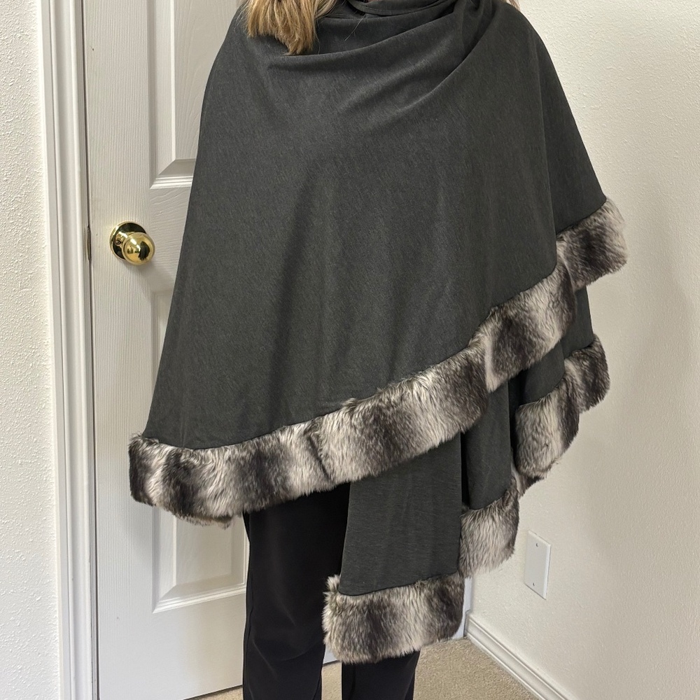 Donna Saylers Fabulous Furs. Faux cape. One size fits all. Gray.
